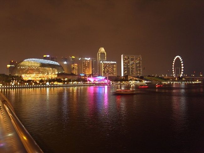 ホテル側を望みます。<br /><br />帰りしなに何か食べてかえろうかとホーカーズに行くけど、さすがに機内食３食も食べるとお腹もすいてなく、、<br /><br />そのままホテルに帰り、夜景を堪能しながらお風呂で汗を流し就寝しました。。