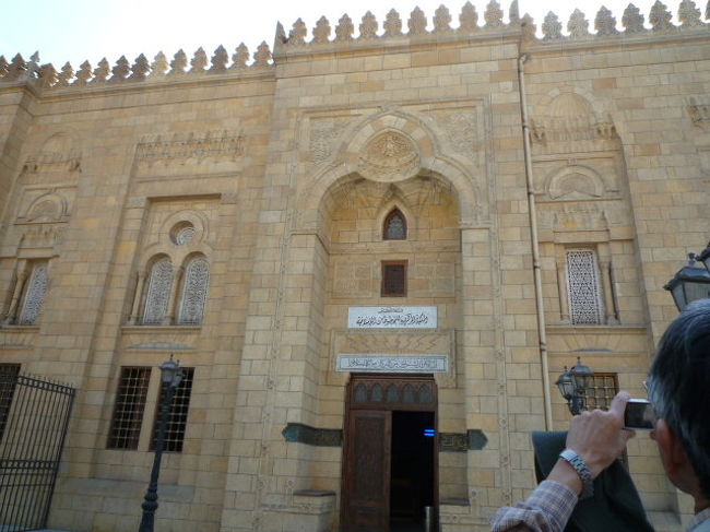 目的地は　ここかなと思ったら図書館であった。