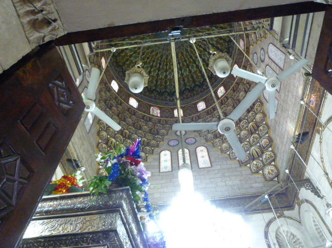 ガーマ・イッサイイダゼーナブ。<br />ガイドブックでは奥が綺麗と書かれていたのに、私は女性なので入り口で門前払いになった。<br />女性はこちら。上部しか写せない。狭い所に若い女性が身動き取れないくらいに立ってお祈りをしたり、触っていたり隅で座り込んでいたりしていた。狭い割りには沢山の女性がいたので、これ以上　中に入れなかった。