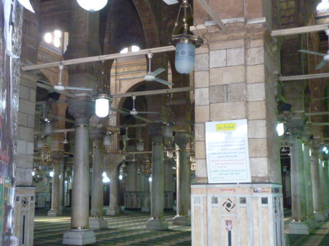 主人が入った男性用のイッサイイダゼーナブ内部。<br />先ほど門前払いだったが別人が入り口にいて「入って良いよ」と言ってくれたのでチップを渡した。<br />中まで入って叱られるとまずいので遠慮しながら２、３歩入って写真をパチリ。