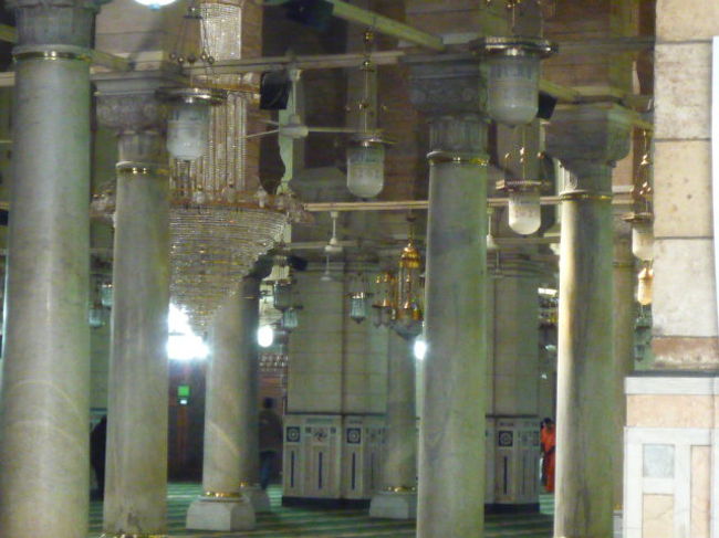 男性用は広い。中に入ったはずの主人が見当たらないので、奥の部屋はあちらかなと想像するだけ。「男尊女卑」を感じた。