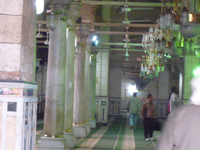 見学していたら（２、３歩しか中に入っていないが）先ほどの番人がやって来て、私を入れた人ともめだしたので私は外に出た。絶対に女性を入れない人とおおらかな人がいるようでこれもまた面白い。<br />そのうちに女性も入れるようになると思う。