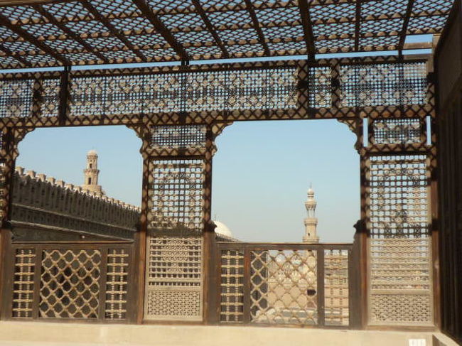 屋上の窓枠から塔が見えて面白い。