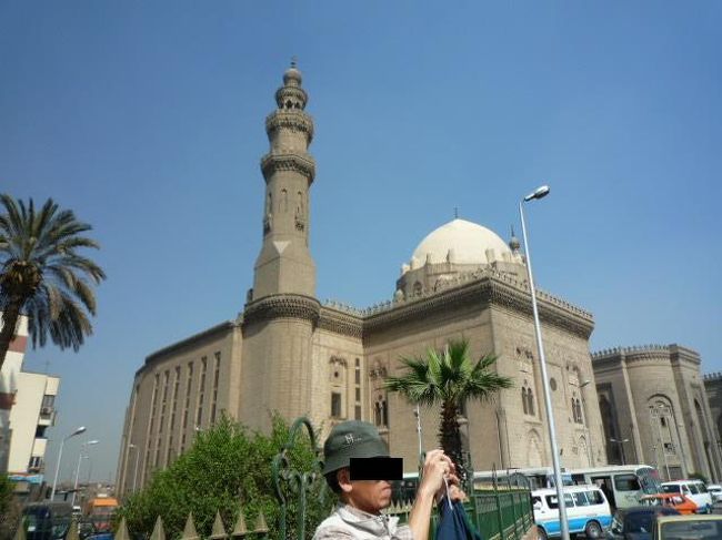 歩いてサラーフッディーン・アイユービ広場に出てきた。と言っても広場の名前が何処に書かれているかは知らない。モスクが目印となった。