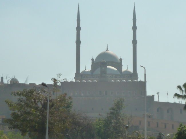 広場からシタデルにあるガーマ・ムハンマド・アリを見て。