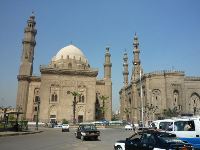 広場から２つのモスクを見て。ガーマ・スルタンハサン（左）とガーマ・リファーイー（右）。