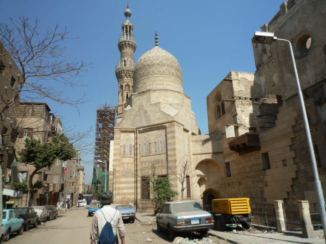 地図だけではやはりダメで人に聞きながらガーマ・アズラクへ。<br />生憎工事中で入れなかった---残念。<br />広場から１７分位でこれそうな所なのに道を間違えて、また戻って来たので３５分もかかってしまった。