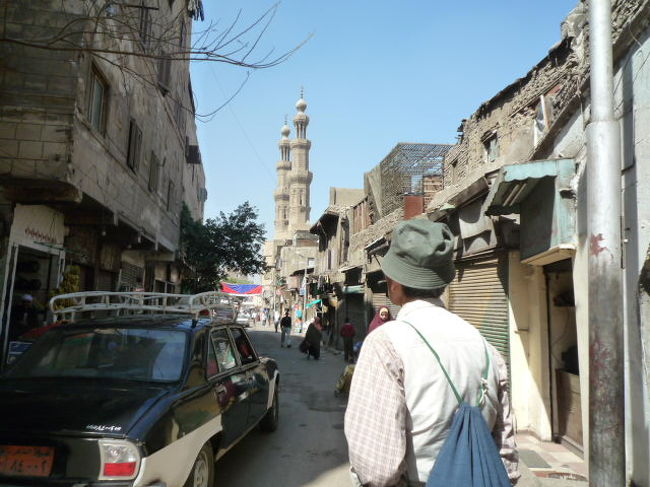 やっと見えてきたズヴェーラ門の２本の塔。<br />余り綺麗ではない道をサッサと歩いてガーマ･アズラクから１５分で塔の見えるところへ来た。