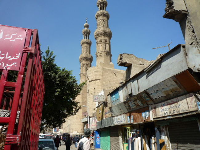 ズヴェーラ門の２本の塔は横にあるガーマ・ムアイヤド・イッシェフの尖塔として建てられたもの。