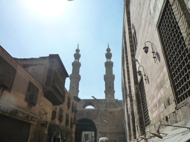 ズヴェーラ門。処刑された罪人の首がこの門に吊るされていたと書かれていたからサッサと通過。<br />右の建物はムアイヤド・イッシェフ。