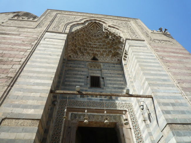 １４１５年に建てられたガーマ・ムアイヤド・イッシェフ。以前はここに牢獄があり、これを建てたスルタン・ムアイヤドはスルタンに即位する前にここに投獄された事がある。その後ムアイヤドは牢獄を取り壊しモスクを建てたが処刑場だけは残った。