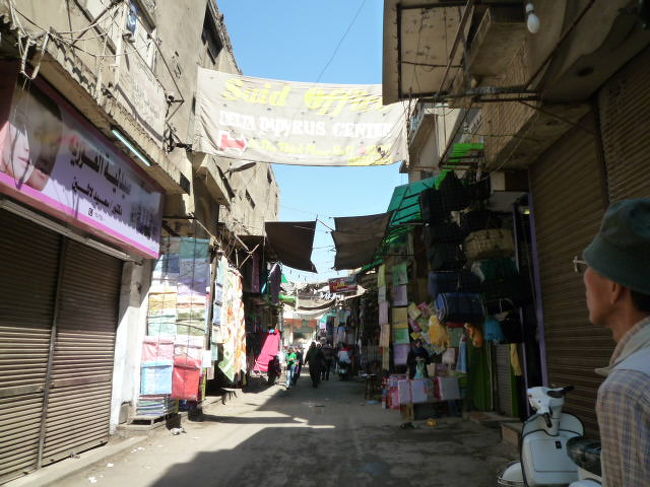 ズヴェーラ門からこの道をアズハル大学のあるアズハル通りまで進んだ。