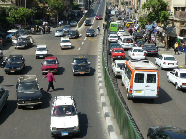 アズハル通りの歩道橋から見て。<br />ズヴェーラ門からここまで６〜７分。<br />
