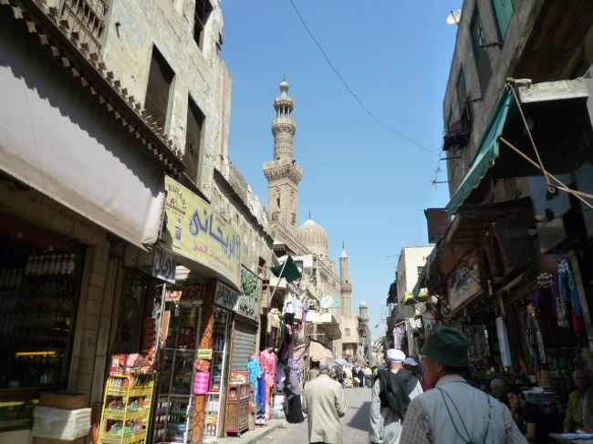 左側にスルタン・バルスバイのマドラサ。