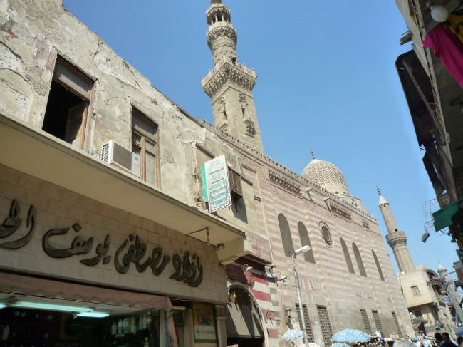 １４２２年に建てられたスルタン・バルスバイのマドラサ。付近にはお店が多いので見て回った（ハーン・ハリーリの一角）