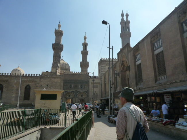 地下道（左側）もある。