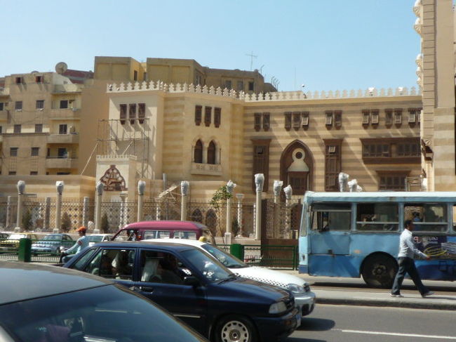 アタバ広場に向かって歩いていたつもりが何故か方向が違っていて---。これはMuseum of Islamic Art の建物である（標識があった）。<br />