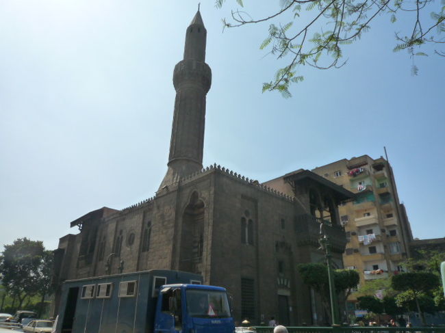 面白い建物を見ているとドンドン方向がおかしくなってしまった。