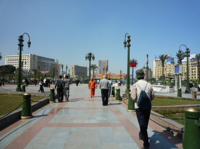 やっと考古学博物館が正面に見えてきてやれやれ。<br />帰るときは考古学博物館が目印だったので、<br />地元の人に「考古学博物館、何処？」と聞いても分からなかったが「タフリール・スクエア、何処？」と聞いたら教えてくれた。タフリール広場はバス乗り場なのでよく知られている。「どこ？」は「ネレデ？」でカタカナ読みでもよく通じて便利な言葉だった。