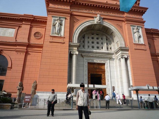 これはルクソールからカイロに戻った日（３月４日）に　ホテルから歩いて数分の考古学博物館へ行った時の写真。館内の写真はダメだったので残念。