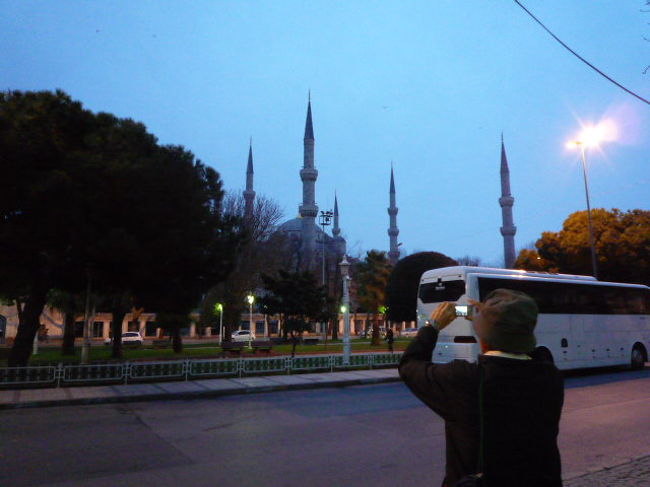 ３月７日、カイロ発１３時４５分---イスタンブール１６時１０分着。<br />飛行機の乗り継ぎの時間があったので、地下鉄と路面電車でブルーモスクへ。<br />本当はもっと明るい時間に着ける筈だったが、路面電車を間違えて乗ってしまい、おしゃべりをしていたので終点まで間違いに気が付かず---。初めてイスタンブールに行った去年は間違わずに行けたのに、２回目なので油断をしてしまって、笑ってしまった。