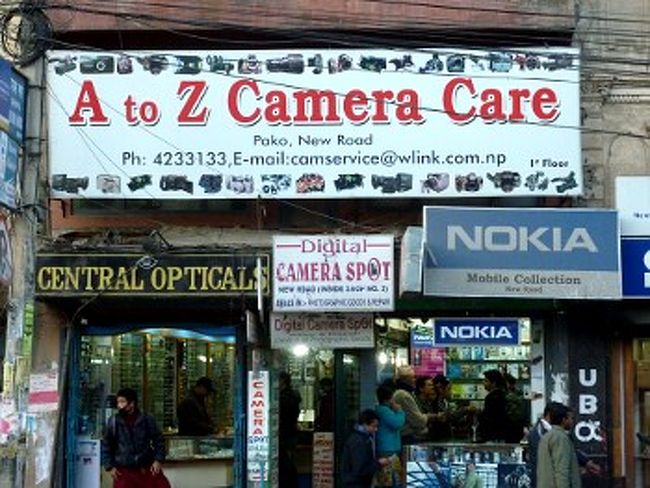 [カメラ修理店]<br /><br />　そこで出てくるのがカメラ・リペアショップです。ニューロードに3店ほどあり、技術力が要るため、数は多くありません。看板がありわかりやすいのが、「Link Repair Center」と「A to Z Camera Care」(写真)との２店。私の印象では、前者はちゃんとしていて、後者は融通が利くイメージがあります。<br />