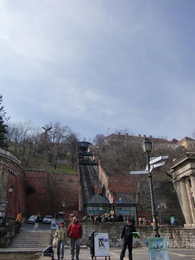 ブダ側に到着。<br />目の前にケーブルカーの乗り場。