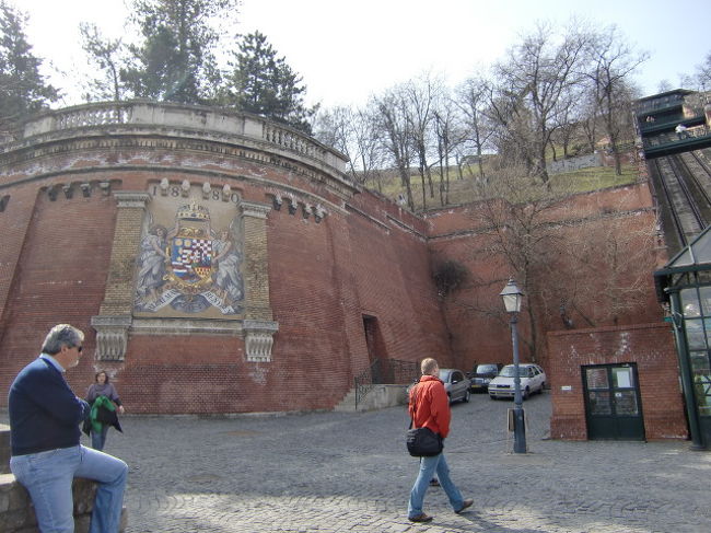 いったん、ケーブルカーの列に並んだものの、<br />なかなか進まず、そんなに険しそうでもなかったので、歩くことに。<br /><br />