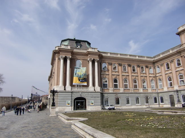 王宮って、王宮として見られるのかと<br />思っていたら、美術館や博物館として<br />いくつかの建物になっているのですね。<br />で、国立美術館に入ろうとしたのですが、<br />月曜でもないのに、なぜかお休み？？