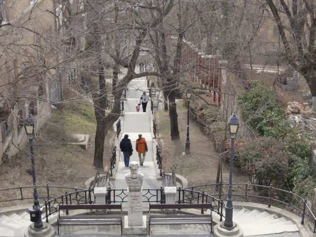 ここはパリではないの？