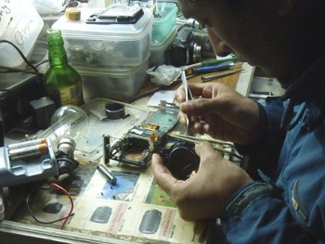 　さて、カトマンズで安くカメラ修理できることがわかりました。もし、ネパール旅行中にカメラが壊れた場合、修理すべきでしょうか。それは、旅行期間と日本での保証によります。カメラの中を開けると、レンズユニット、モーターユニット、フラッシュユニット、それぞれにシールが貼ってあります。修理の過程でこれらの部品を分解すると、シールを破ることになり修理の形跡が残ります。もし、まだ保証期間内であれば、この時点で保証は無効になります。ですので、まだ保証の残っているカメラは日本で直すのが正解です。ただ、予備のカメラがなく、まだまだ旅行を続ける場合は、修理を考えたほうがいいかもしれません。そのままカメラなしで旅するのでは、そもそもカメラを買った意味がないからです。