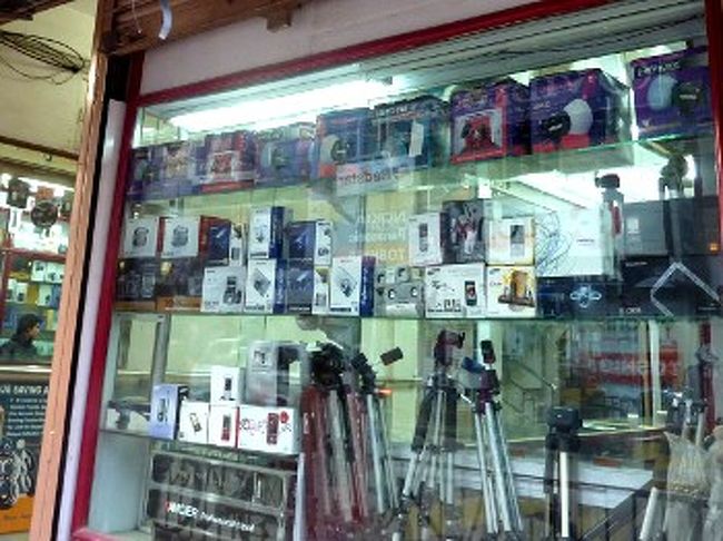 　店によっては、「国際保証だ」とありふれた嘘を言うところもあります。免税品店のツーリストモデル以外で、国際保証のデジカメはあまり聞きません。ただ、「サムスンは国際保証」と何度か聞いたので、これは本当かもしれません。いずれにせよ、箱の中に保証書が入っていて、なおかつそれがどこの国に適用されるのかチェックする必要があります。<br /><br />　ソニーに関しては「ネパール国内での保証」付のものもあります。正規代理店経由のため、値段は保証なしのものより2割ほど割高です。ソニー製品はカンティパット通りにあるＳＯＮＹショールームでも購入することができます。<br /><br />　このようにネパールのカメラ市場はまだ未発達です。それでも、ニューロードのカメラ店は繁盛しているようで、ひっきりなしに客がやってきます。初期不良があったらどうするの？と思いますが、恐らく客は店に文句をいい、店は輸入代理店に文句を言い...と不毛な展開が予想されます。