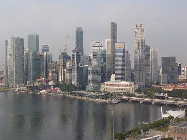 一夜明けて、快晴のシンガポール。<br /><br />ホテルの部屋からの眺めです。<br /><br />ゆっくりと日経を読みながら朝食を頂き、その後はフィットネスで1時間の運動です。