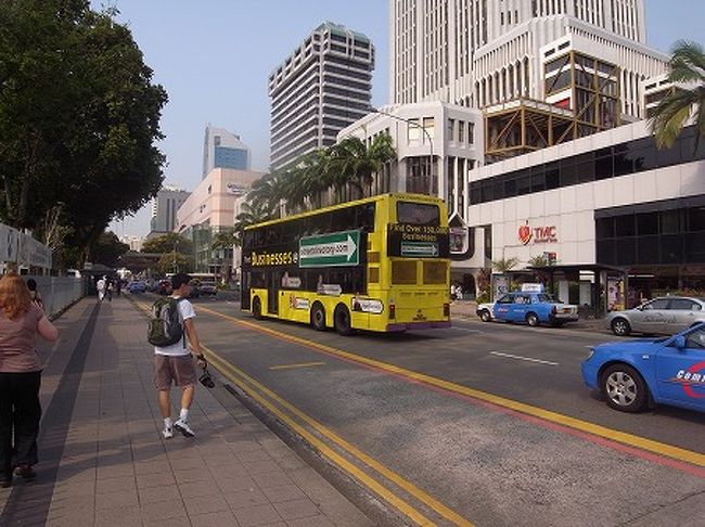 街中にでて、ホテルからオーチャードまでウォーキングすることにしました。地図をもってないのでだいたいの方向で歩きます。<br /><br />しかし、やはり熱帯・・・暑いです。