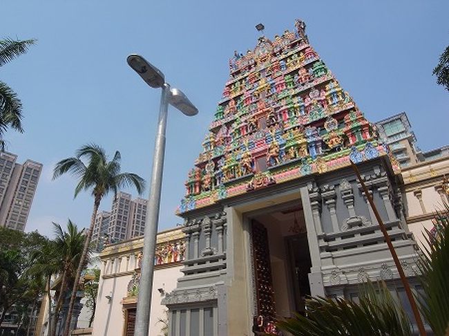 どこを歩いてるのかさっぱりわかりませんが、<br /><br />チェティア・ヒンズー寺院にでました。<br />屋根にヒンズーの神々が彫刻されていています。