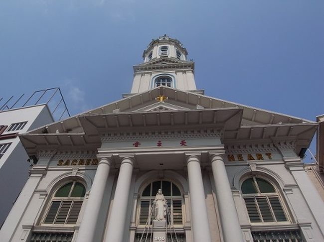 続いて教会がありました。<br /><br />中に入ろうと思いましたがミサをやっていたので、<br />異教徒ですので遠慮しました。