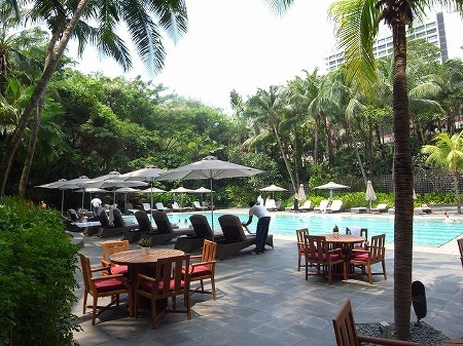 MTRでホテルに帰ってきまして、プールでまったりすることに。<br /><br />リッツカールトン・ミレニアのプールは街中にあるのにまるでジャングルの中にあるように熱帯の木々に囲まれていてリゾート感を醸し出しています。