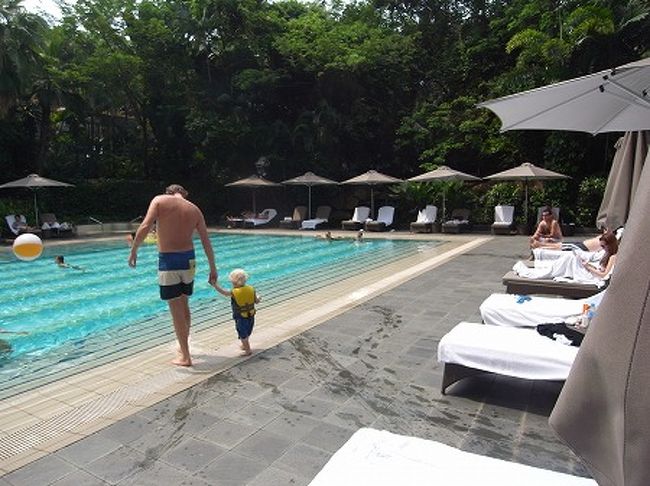 街には日本人の観光客がたくさんいるのに、こういうホテルのプールに来たら、ほんと日本人っていませんよね。。