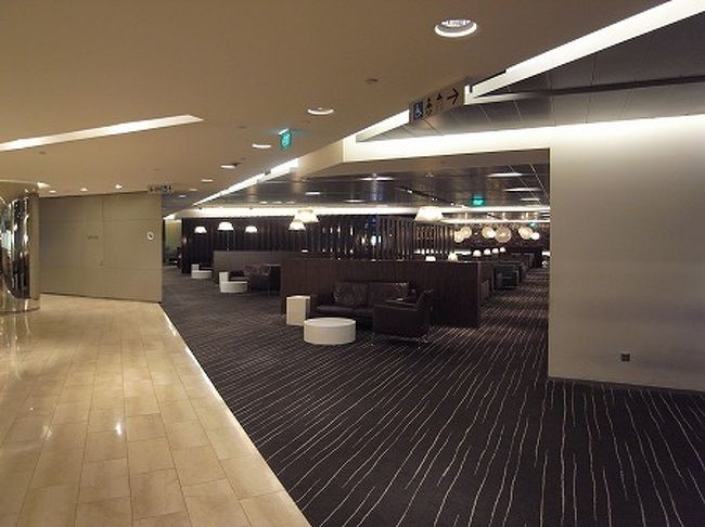 香港経由、台北までのチェックインをして<br />カンタス・英国航空の共同ラウンジにきました。<br /><br />かなり広いラウンジですが、<br />さすがにこの時間はガラガラ・・<br />食べ物もあまり用意されてませんでした。<br /><br />