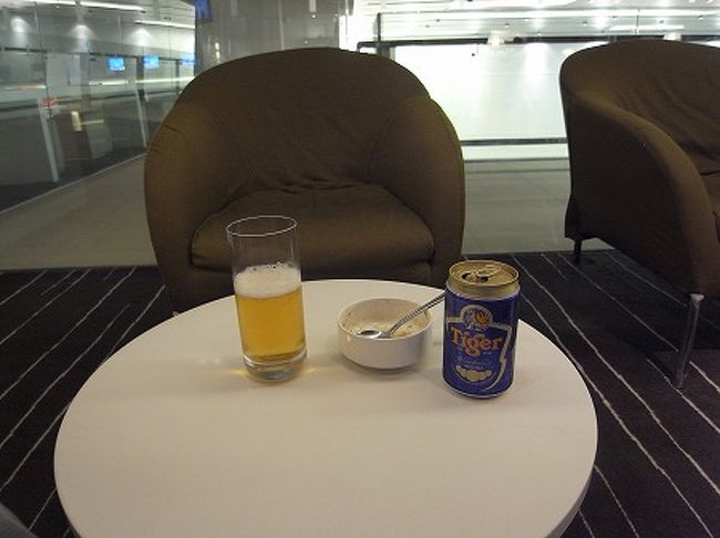 ビールとスープだけ頂いて、キャセイのラウンジに行くことに。。