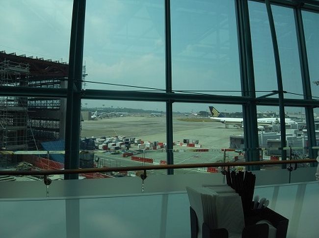 キャセイのラウンジは少し狭いですが飛行機が見えます。<br />でも、第1ターミナルの増築工事をしているので、あまりいい眺望ってわけにはいきません。