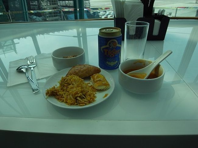 ここは食べ物も豊富なので、遅めのお昼ご飯を頂きます。