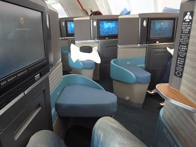 前に乗ったニュージランド航空の斜め掛けフルフラットシートより少し幅が狭い気がします。<br />でも、足をオットマンに乗せて伸ばしたままで離陸時もOKですからこのタイプのシートは最高です。