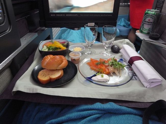 巡航飛行に入ると、機内食のサービス開始です。