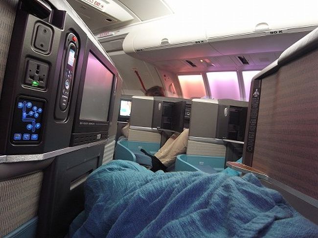 食事の終わったあとは、フルフラットにして少し仮眠。。<br /><br />やっぱフルフラットは快適。。<br /><br />JALやANA のライフラットのずり落ちシートとは雲泥の差があります。<br /><br />このシートなら長距離フライトも楽しいやろうね。