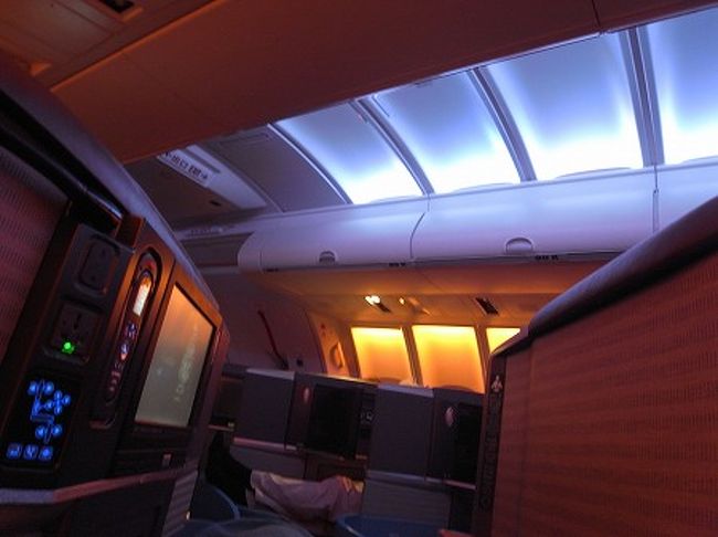 それに合わせて、機内の明かりも色を変えていきます。
