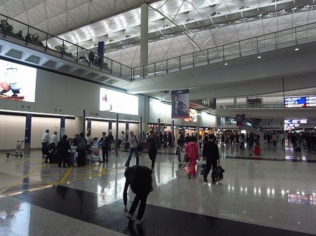 3時間30分もあっという間。。<br />香港国際空港に到着です。<br />台北行きへの乗継までは2時間ありますので少しゆっくりできます。