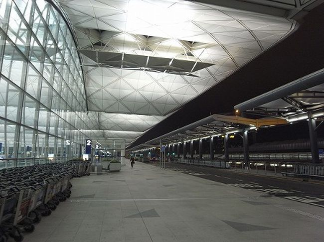 2週間後に香港に来るので、外の気温はどんなもんか感じてみたかったので、一度入国しました。<br /><br />外にでると雨で、けっこう肌寒い・・<br />これは長袖いるなぁ〜と確認し、すぐに出国します。香港入国時間10分。。（笑）