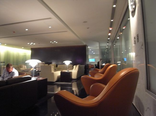 ラウンジ「The Pier」に来ました。<br /><br />ファーストクラスエリアなので、ドリンクはオーダーにきてくれます。