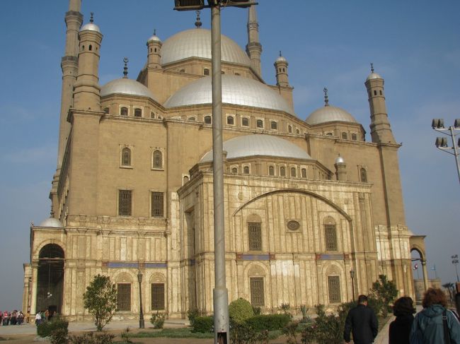 １８３０年に完成した、トルコ様式の見事なモスク。<br />天井のステンドグラスも見事。